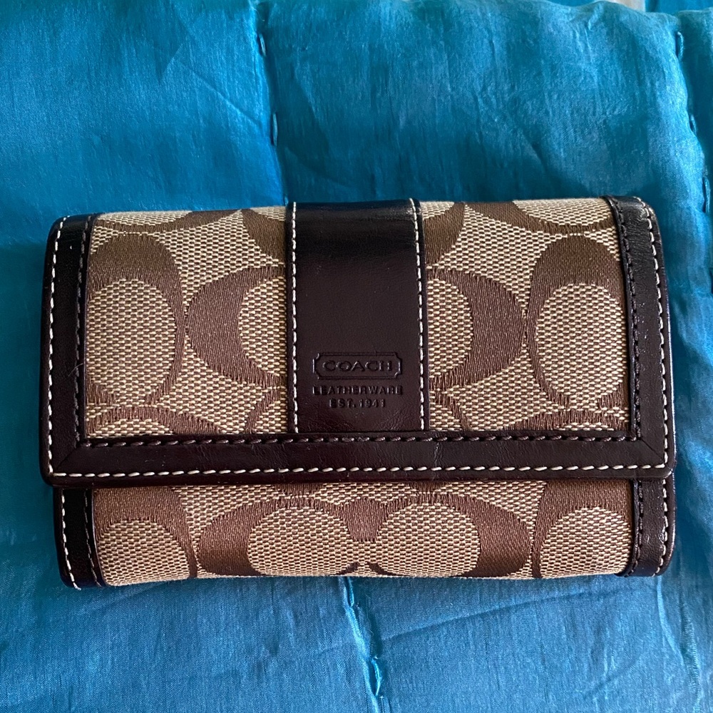 Authentic coach wallet in signature jacquard